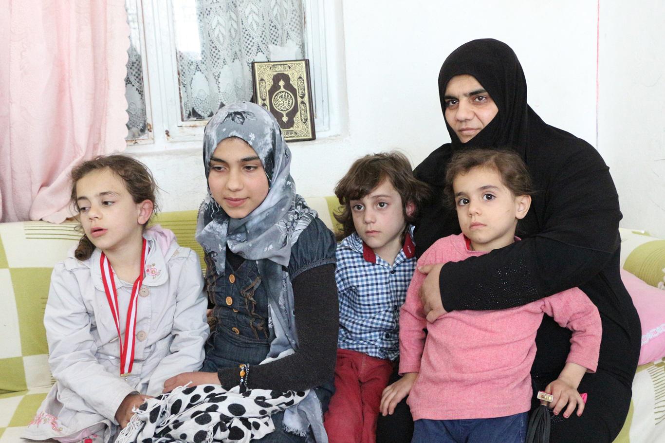 Eşini ve 2 çocuğunu bombardımanda kaybeden annenin yürek yakan dramı 